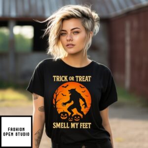 Wolf Trick Or Treat Smell My Feet Halloween T-Shirt