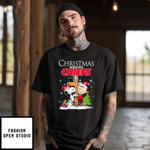 Chrismas Begins With Kansas City Chiefs Football Vs Snoopy And Charlie Brown T-Shirt