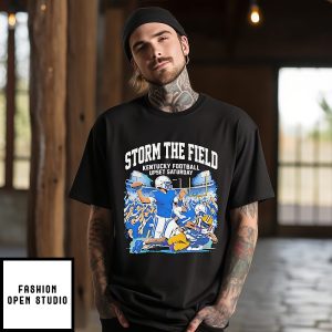 Storm The Field Kentucky Wildcats Football Upset Saturday Illustration T-Shirt